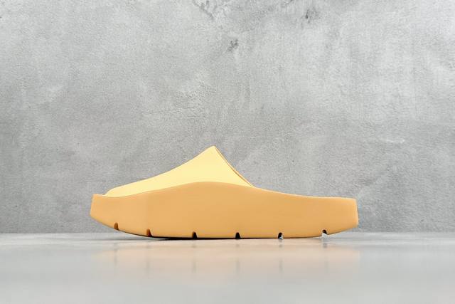 Billie Eilish X Jordan Hex Mule 机能风格 鞋身整体以纯色造型示人 材质方面仿佛也采用了eva发泡材质打造 最大的亮点是鞋身采用了