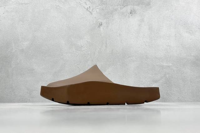 Billie Eilish X Jordan Hex Mule 机能风格 鞋身整体以纯色造型示人 材质方面仿佛也采用了eva发泡材质打造 最大的亮点是鞋身采用了