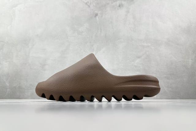 Gt版 全新外贸大厂出品 品质超稳 麻面 Adidas Originals Yeezy Slide 煤烟 'Soot 咖啡色 货号 Gx6141 尺码 Us4