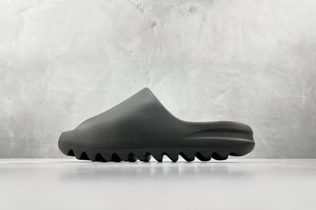 Gt版 全新外贸大厂出品 品质超稳 麻面 Adidas Originals Yeezy Slide Onyx 黑玛瑙 货号 Hq6448 尺码 Us4 37 U