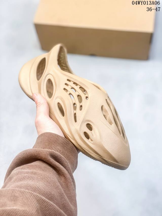 阿迪达斯ad Yeezy Foam Runner 洞洞鞋 原厂100%环保藻类3D利用材质,在未来还将会以耕地培养生产物料，来改革传统的球鞋生产模式，达到改善生