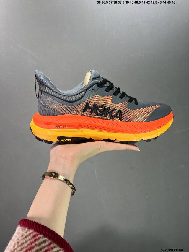 公司级hoka One One Mafate Speed 4 全新配色 创立于2009年，始终致力于为所有跑者提供更新、更好的跑步 装备。相比常规跑鞋，Hoka