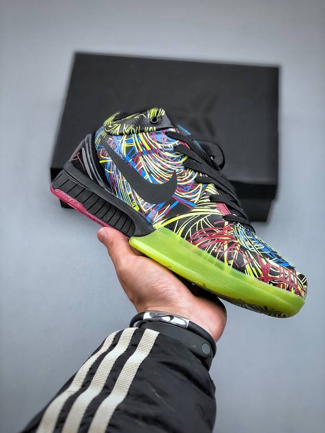 真碳版 Nike Kobe 4 Protro “Wizenard”涂鸦系列黑绿货号cv3469–001专业实战篮球鞋。灵感来自科比自己创作的奇幻小说巫兹纳德系列