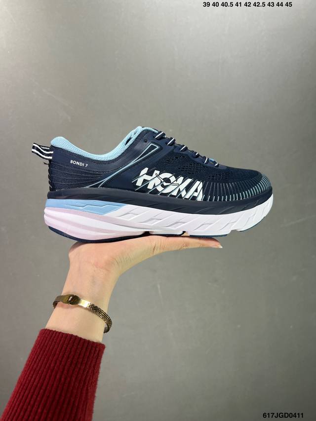 Hoka One One Bondi 7 余文乐同款 机能缓震跑鞋 1110519 美国新兴跑鞋品牌，鞋面部分采用工程网眼面料，可以确保必要的透气性能。而为了弥