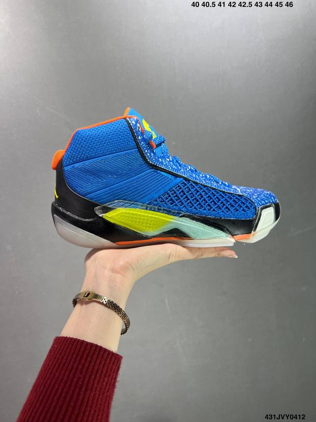 公司级aj36 蓝色 网面 Air Jordan 36 篮球鞋 这款air Jordan Xxxvi产品采用白色鞋面，采用网眼和皮革混合制成，下方隐藏着彩色图案