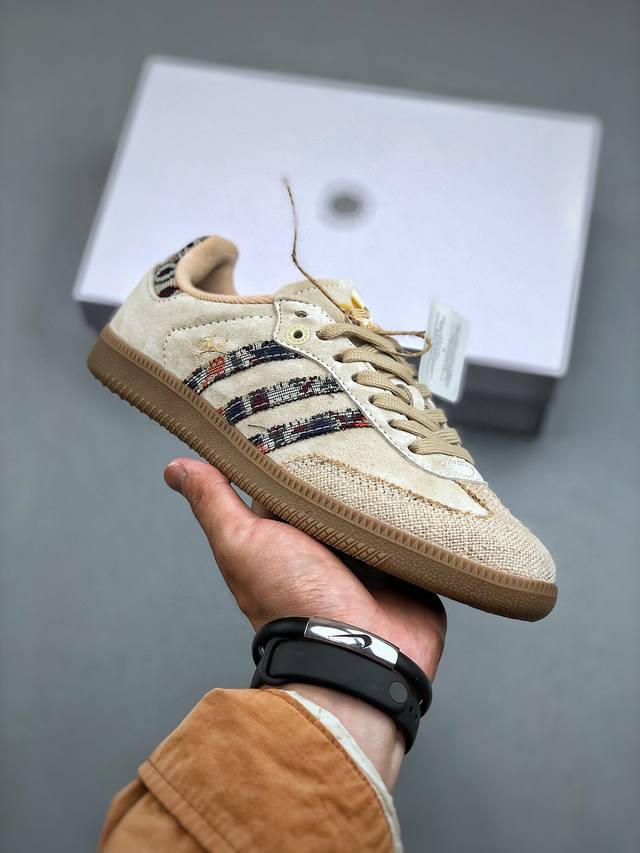 Adidas Originals Samba Consortium Cu 这款即将推出的运动鞋探索了一些最早的面料成分，展示了传统编织风格，最明显的是磨损的三条