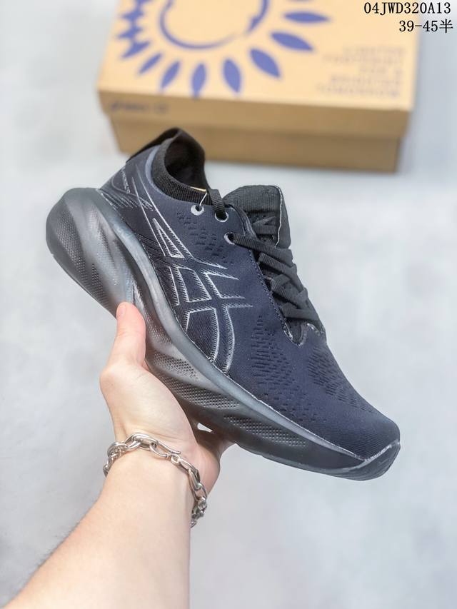 Asics 亚瑟士gel-Nimbus 25稳定跑鞋鞋面采用双层提花网面设计，提高包裹性和透气性，后跟搭载稳定系统科技t-Gel提升整体支撑力和结构感，减少对身