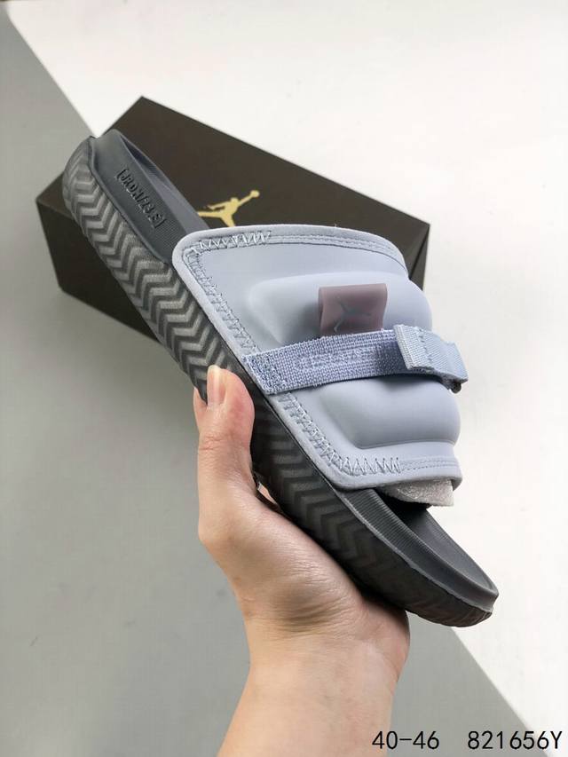Jordan Superplay Slide S 乔丹拖鞋柔软加厚缓震凉拖鞋。传奇鞋款外观设计，为你打造柔软缓震的贴合体验，同时彰显经典风范 Size：40-4