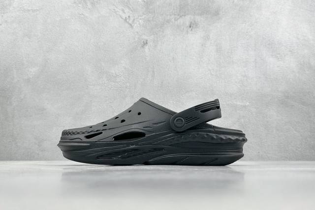 Wk版 Crocs卡骆驰clog 舒适轻便洞洞鞋 电波 简约大方的造型设计，给人以随性休闲的时尚格调，穿着舒适轻便，运动灵活自如，满足日常个性穿搭。 Crocs