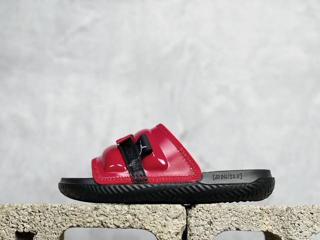 Air Jordan Play 乔丹运动拖鞋 货号：Dc9835-201 鞋款鞋身 皮面材质 内里泡棉填充 鞋底采用纹理丰富的鞋垫，提供更具支撑力的缓震效果。