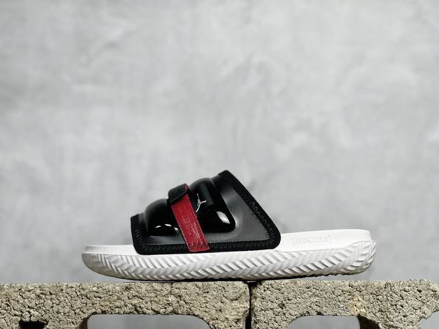 Air Jordan Play 乔丹运动拖鞋 货号：Dc9835-201 鞋款鞋身 皮面材质 内里泡棉填充 鞋底采用纹理丰富的鞋垫，提供更具支撑力的缓震效果。