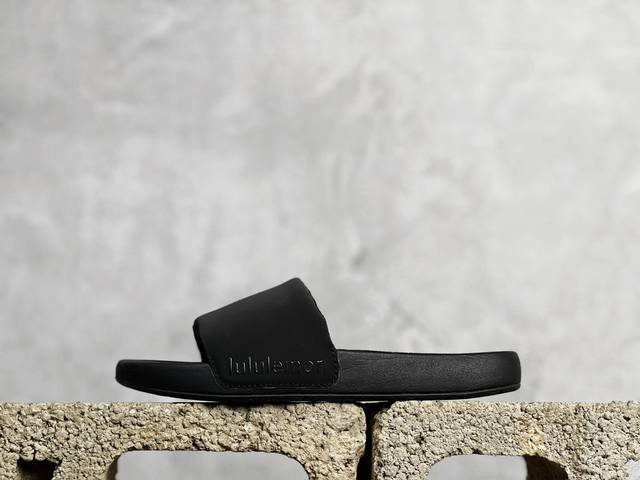 放店私 Restfeel Slide Lululemon拖鞋一片式鞋面贴合脚背，让双脚体验舒适触感。 中底采用柔软型和稳固双密度泡沫层，平衡舒适度和支撑表现。