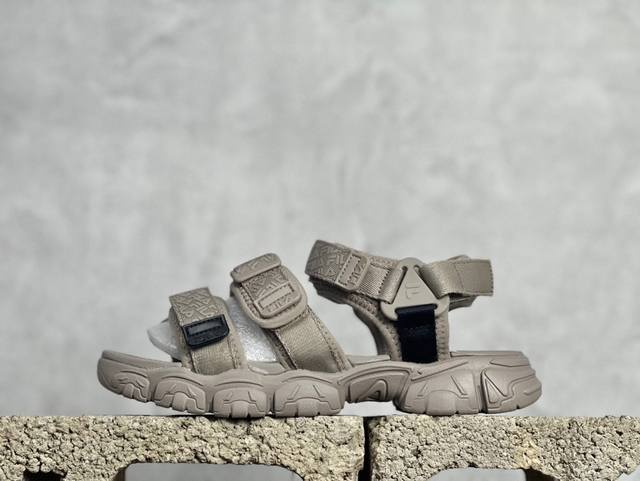 福利特价 放店私 Fila Fusion 斐乐潮牌防滑耐磨轻便运动鞋 Fusion 系列传承了 Fila 的百年基因，融入年轻运动及潮流文化，成为引领变革、创新