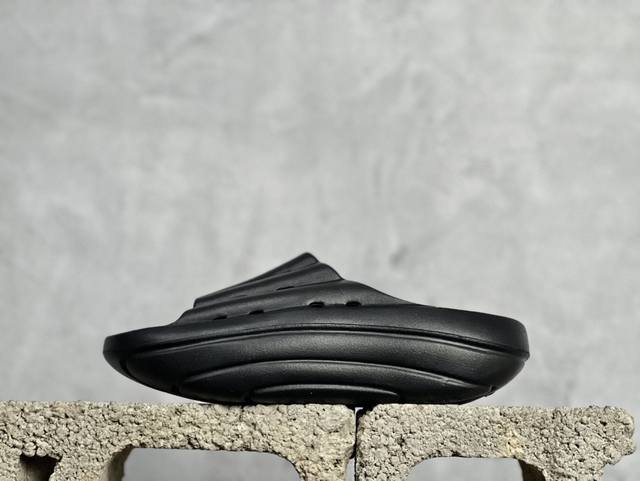 Ugg 1136880 舒适轻盈时尚女款涉水拖鞋 1979年 冲浪运动员布莱恩史密斯 Brian Smith 买了一些澳大利亚生产的羊皮靴子带到美国 开始在纽约