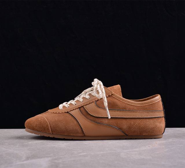 Dries Van Noten2024新款德训鞋 该鞋款的外观设计走在时尚前沿，简约休闲的风格适合日常穿搭，其独特的风格款式构成了品牌身份重要的一部分。材质:头