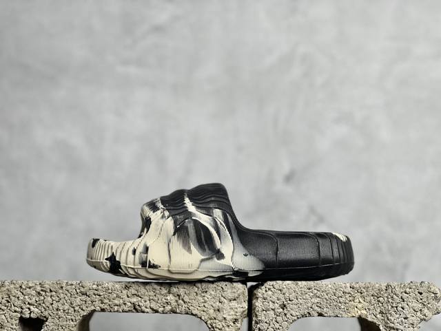 放店私 adidas Adilette 22 迪阿季夏新款 3D印打滩休闲拖鞋 男士沙滩拖 入套式由鞋拖 3D 打印艺工造打 波型浪 峦山 计设彰极显简美学 侧