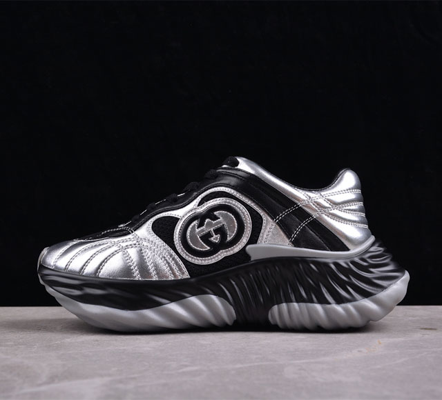 Gucci 古驰 24Ss 官方新款复古老爹鞋休闲鞋 gucci Ripple运动鞋采用创新缝线工艺制作，皮革设计搭配三维立体互扣式双g皮质标饰和gucci字母