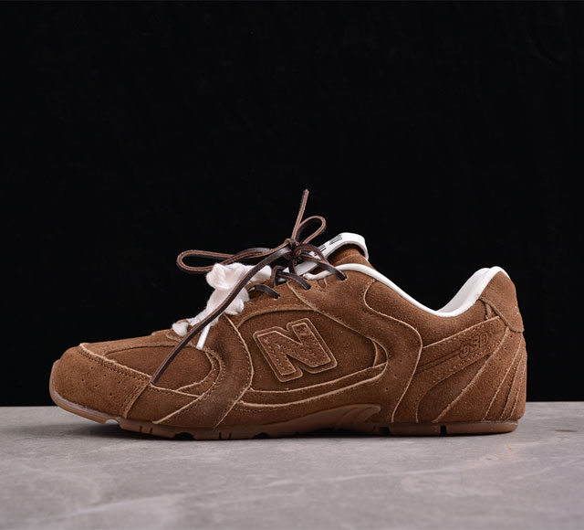 Miumiu X New Balance 530系列 意大利奢侈品牌 缪缪联名款低帮经典复古休闲运动慢跑鞋 #鞋款采用解构和轻盈的设计，彷旧的布料包覆着 New - 点击图像关闭