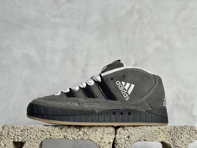Adidas Originals Adimatic Mid经典复古中帮休闲板鞋 他们的灵感来自 0年代初期的文化基石一 从艺术到时尚再到新金属乐队 绒面革鞋面柔