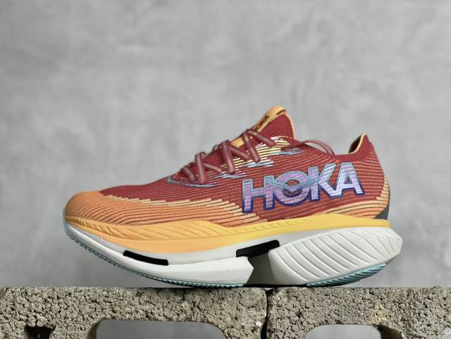 B版 Hoka U Cielo X1 新一代旗舰竞速运动跑鞋 #鞋款采用顶尖碳板技术、中底泡棉科技以及几何学，设计符合自然步态的不对称鞋面和鞋底结构；大底在高耗