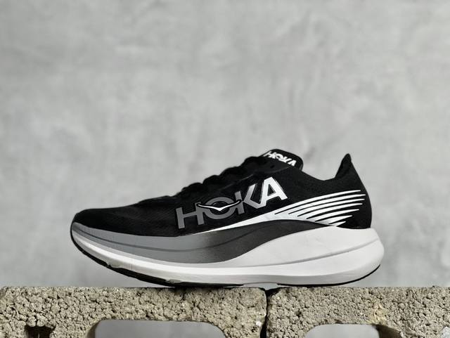 Hoka One One U Rocket X 2 耐磨透气低帮 跑步鞋 使用peba超临界发泡泡棉中底，能量回馈效率较上一代高 44% 带来更强大的缓震回弹和